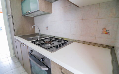 Amanda: Küche, Küchengerät, Countertop, Major Appliance, Spüle, Herd, Herd, Gasherd, Cooktop, Flooring
