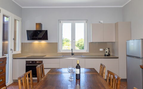 Rose Adriano Home: Möbel, Interior Design, Küche, Flooring, Cabinetry, Countertop, Küchengerät, Holz, Decke, Fussboden