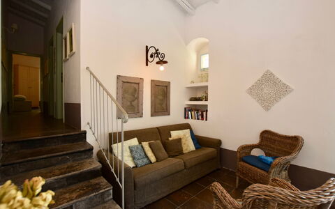 Villa Fontanazza: Möbel, Interior Design, Flooring, Wand, Fussboden, Holz, Decke, Couch, Zimmer, Beleuchtung