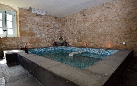 Villa Fontanazza: Badewanne, Flooring, Schwimmbad, Armatur, Fussboden, Verbundwerkstoff, Jacuzzi, Fliese, Resort