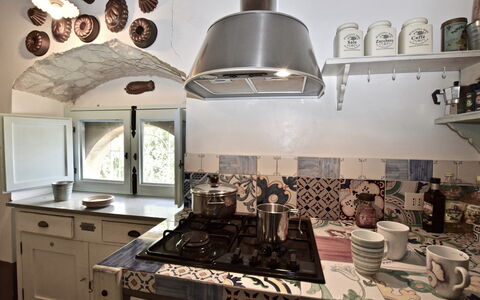Villa Fontanazza: Interior Design, Küche, Flooring, Holz, Möbel, Küchengerät, Decke, Countertop, Fussboden, Zimmer