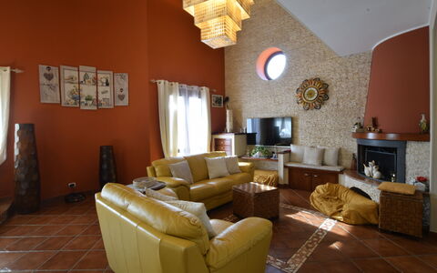 Villa Ina: Möbel, Interior Design, Wand, Flooring, Decke, Holz, Zimmer, Wohnzimmer, Fussboden, Beleuchtung