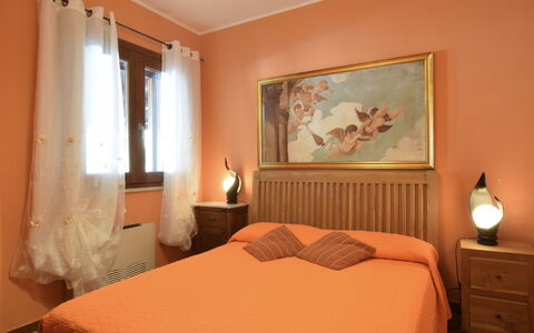 Villa Ina: Möbel, Bett, Schlafzimmer, Interior Design, Bedding, Bettdecke, Wand, Linens, Holz, Zimmer