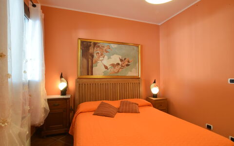 Villa Ina: Möbel, Bett, Schlafzimmer, Interior Design, Wand, Bettdecke, Bedding, Holz, Linens, Zimmer