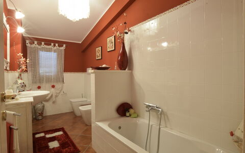 Villa Ina: Badezimmer, Armatur, Interior Design, Flooring, Badewanne, Fussboden, Zapfhahn, Sinken, Bad Sink, Installation