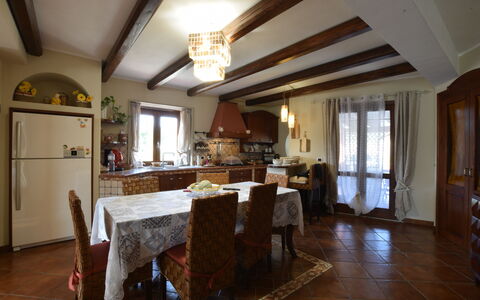 Villa Ina: Möbel, Interior Design, Flooring, Holz, Stuhl, Tabelle, Decke, Küche & Esszimmer Tisch, Light Fixture, Esszimmer