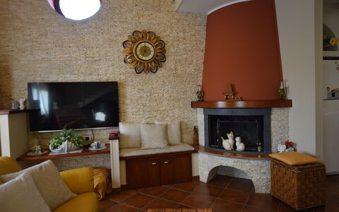 Villa Ina: Möbel, Interior Design, Wand, Holz, Flooring, Zimmer, Beleuchtung, Wohnzimmer, Fussboden, Zuhause