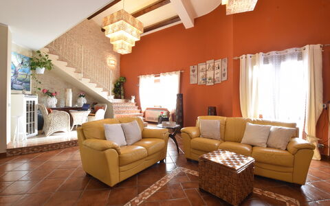 Villa Ina: Möbel, Interior Design, Wand, Flooring, Couch, Fussboden, Decke, Holz, Wohnzimmer, Zimmer