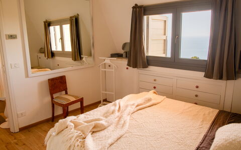 Villa Sole - Exclusive Villa al Conero con Piscina: Möbel, Bett, Schlafzimmer, Interior Design, Holz, Bettdecke, Bedding, Fussboden, Zimmer, Flooring