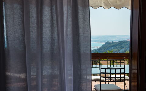Villa Sole - Exclusive Villa al Conero con Piscina: Fensterabdeckung, Textil, Vorhang, Fensterbehandlung, Schatten, Balkon, Linens, Daylighting