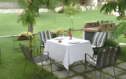 La Corte di Marga - Casa Gustet: Möbel, Stuhl, Gartenmöbel, Tabelle, Tisch Im Freien, Schatten, Garten, Regenschirm, Hinterhof, Tischdecke
