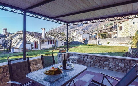 La Corte di Marga - Casa Gustet: Tür, Zuhause, Veranda, Stuhl, Schatten, Gartenmöbel, Terrasse, Zimmerpflanze, Outdoor Struktur, Flagstone