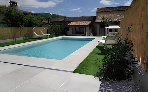 La Corte di Marga - Casa Gustet: Schwimmbad, Verbundwerkstoff, Beton, Estate, Hinterhof, Garten, Schatten, Landscaping, Hof, Villa