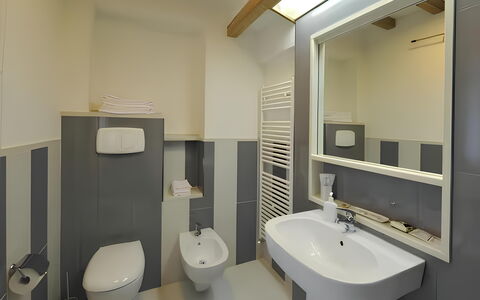 La Corte di Marga - Casa Gustet: Interior Design, Flooring, Decke, Fussboden, Armatur, Badezimmer, Zimmer, Sinken, Wohnung, Installation