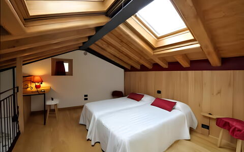 La Corte di Marga - Casa Gustet: Holz, Interior Design, Decke, Flooring, Fussboden, Zuhause, Wohnung, Schlafzimmer, Bett, Zimmer