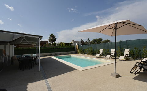 Villa Cosentini: Schwimmbad, Regenschirm, Gartenmöbel, Resort, Verbundwerkstoff, Schatten, Stuhl, Sonnenliege, Eco Hotel, Freizeit