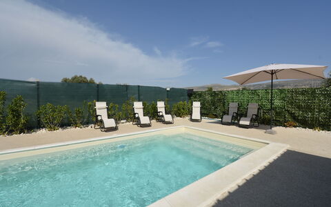 Villa Cosentini: Schwimmbad, Gartenmöbel, Regenschirm, Garten, Schatten, Landscaping, Resort, Villa, Hof, Zimmerpflanze