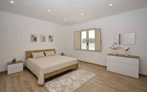 Villa Cosentini: Möbel, Bett, Interior Design, Flooring, Schlafzimmer, Fussboden, Wand, Holz, Decke, Zimmer