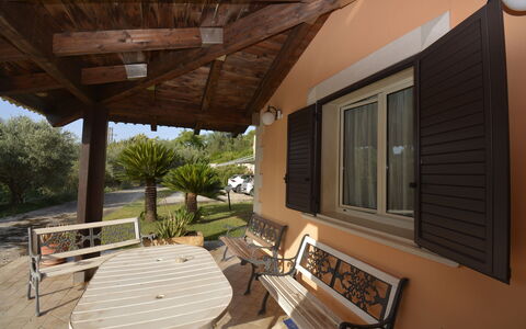 Villa del Monte: Holz, Möbel, Zuhause, Tür, Schatten, Stuhl, Hütte, Holzbeize, Gartenmöbel, Veranda