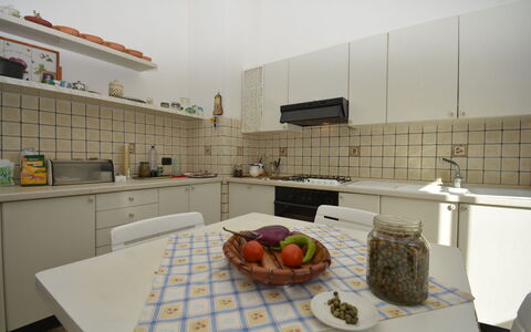 Villa del Monte: Flooring, Interior Design, Möbel, Küche, Countertop, Decke, Fussboden, Küchengerät, Zimmer, Beleuchtung