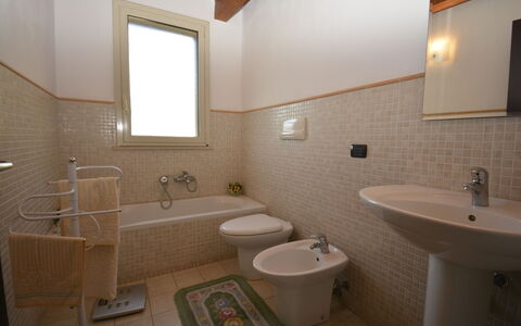 Villa del Monte: Flooring, Armatur, Badezimmer, Wand, Bad Sink, Fussboden, Sinken, Interior Design, Zapfhahn, Installation