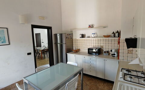 Villa del Monte: Möbel, Flooring, Interior Design, Fussboden, Küche, Beleuchtung, Zimmer, Decke, Countertop, Küchengerät