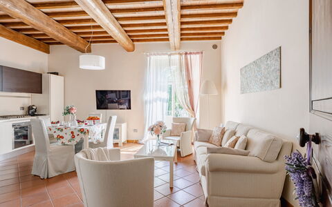 Serafini Holiday Home: Möbel, Interior Design, Flooring, Tabelle, Stuhl, Zuhause, Fussboden, Zimmer, Wohnzimmer, Couch