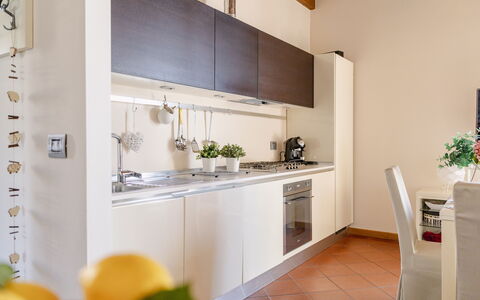 Serafini Holiday Home: Küche, Küchengerät, Countertop, Major Appliance, Interior Design, Flooring, Möbel, Cabinetry, Zuhause, Wohnung