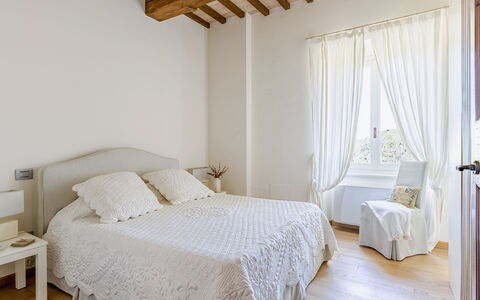 Serafini Holiday Home: Möbel, Bett, Interior Design, Schlafzimmer, Bedding, Bettdecke, Fussboden, Wand, Flooring, Linens