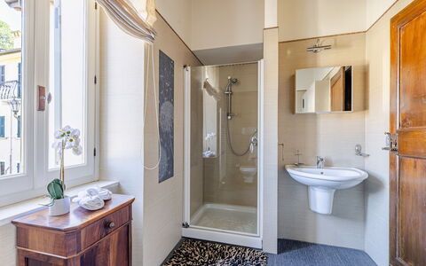 Serafini Holiday Home: Flooring, Fussboden, Armatur, Badezimmer, Interior Design, Installation, Zimmer, Tür, Toilette, Zapfhahn