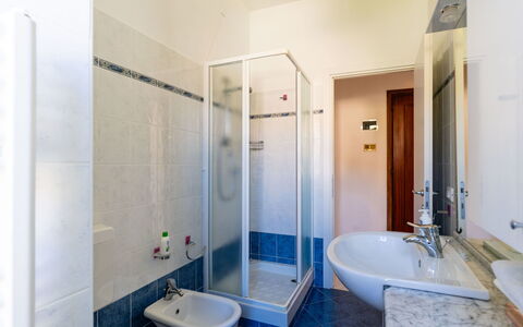 Geranio: Flooring, Interior Design, Fussboden, Decke, Armatur, Zimmer, Badezimmer, Zapfhahn, Sinken, Wohnung