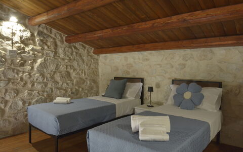 Villa Palmento: Wand, Möbel, Interior Design, Schlafzimmer, Fussboden, Flooring, Bett, Decke, Zimmer, Bettrahmen
