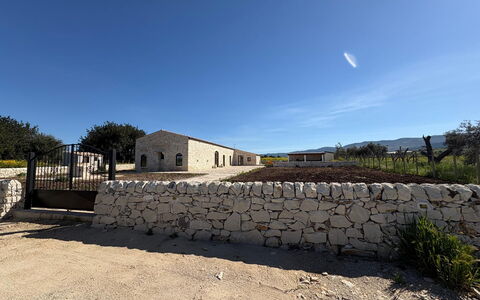Villa Palmento: Himmel, Ländliches Gebiet, Steinwand, Auffahrt, Karawanserei