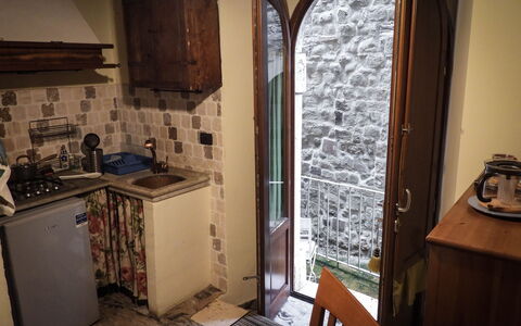 Agriturismo Arcera: Wand, Tür, Holzbeize, Countertop, Küche, Hartholz, Küchengerät, Stuhl, Herd, Major Appliance