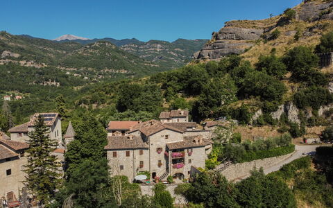 Agriturismo Arcera: Bergforms, Berg, Hügel, Hochland, Haus, Landschaft, Gebirge, Ländliches Gebiet, Menschliche Siedlung, Dorf