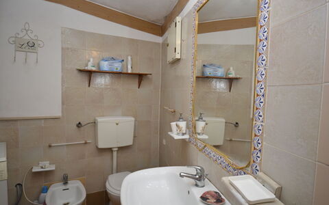 Ranch Salomonello: Bad Sink, Badezimmer, Armatur, Wand, Sinken, Interior Design, Flooring, Fussboden, Spiegel, Zapfhahn