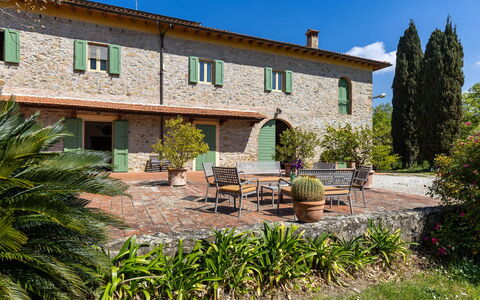 Il Leccio, Vinci, Private Pool and Tennis: Garten, Backstein, Landscaping, Bauernhaus, Garten, Hazienda, Hinterhof, Villa, Hof