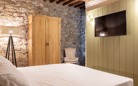 Maison Badia a Passignano: Möbel, Wand, Interior Design, Flooring, Holz, Schlafzimmer, Fussboden, Bett, Textil, Beleuchtung