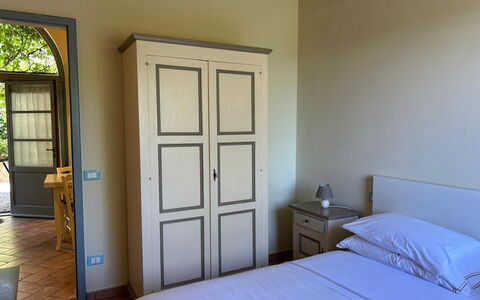 Casa Stella Serena, Podere le Scopaie, Pool: Möbel, Bett, Schlafzimmer, Interior Design, Bettdecke, Bedding, Flooring, Fussboden, Zimmer, Bettrahmen