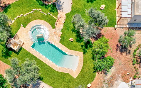 Le Camere di Corte Kalia by Raro Rooms: Schwimmbad, Garten, Hinterhof, Landscaping, Water Feature, Resort, Rasen, Garten, Estate, Hazienda