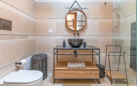 Le Camere di Corte Kalia by Raro Rooms: Flooring, Armatur, Fussboden, Interior Design, Fliese, Badezimmer, Installation, Zapfhahn, Keramik, Sinken