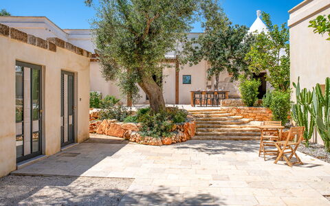 Le Camere di Corte Kalia by Raro Rooms: Garten, Blumentopf, Landscaping, Schatten, Flagstone, Estate, Hazienda, Hinterhof, Design, Garten