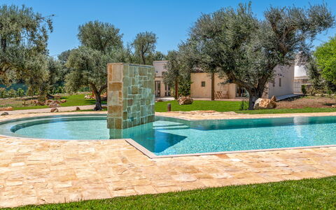 Le Camere di Corte Kalia by Raro Rooms: Blau, Schwimmbad, Garten, Landscaping, Water Feature, Rasen, Schatten, Garten, Hinterhof, Park