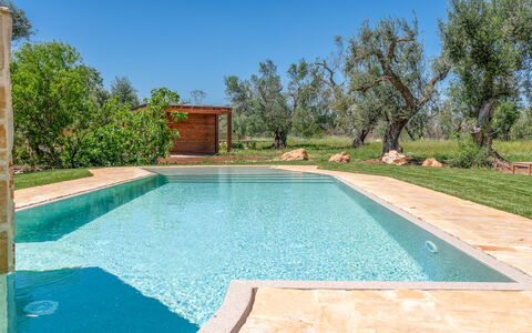 Le Camere di Corte Kalia by Raro Rooms: Blau, Schwimmbad, Verbundwerkstoff, Water Feature, Resort, Schatten, Fliese, Hinterhof, Landscaping, Design