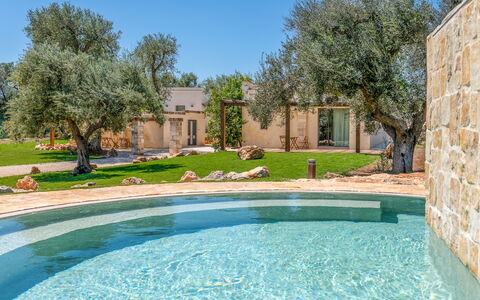 Le Camere di Corte Kalia by Raro Rooms: Schwimmbad, Estate, Resort, Garten, Schatten, Hazienda, Hinterhof, Landscaping, Garten, Water Feature