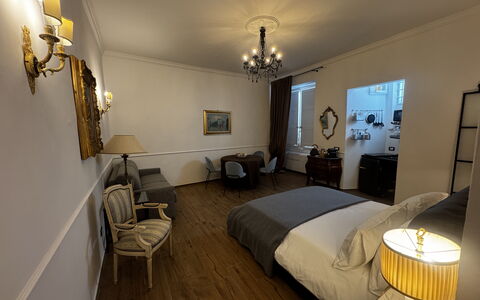 Maison D'Alice: Interior Design, Möbel, Schlafzimmer, Flooring, Fussboden, Holz, Decke, Bett, Bettdecke, Zimmer
