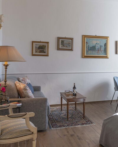 Maison D'Alice: Möbel, Interior Design, Flooring, Holz, Fussboden, Zimmer, Bilderrahmen, Beleuchtung, Tabelle, Wohnzimmer