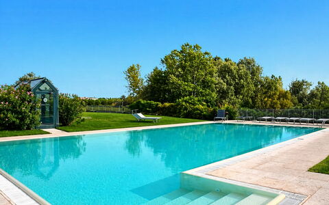 Preseglie Lake Garda: Schwimmbad, Blau, Wasser, Resort, Verbundwerkstoff, Water Feature, Schatten, Freizeit, Eco Hotel, Garten
