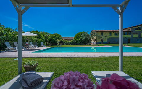 Preseglie Lake Garda: Estate, Schwimmbad, Schatten, Rasen, Garten, Landscaping, Villa, Hof, Hazienda, Resort