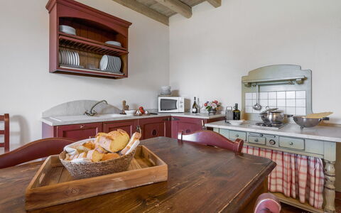 Preseglie Lake Garda: Möbel, Küche, Holz, Küchengerät, Interior Design, Cabinetry, Flooring, Countertop, Decke, Schublade